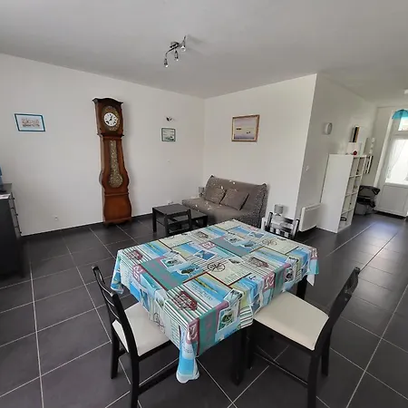 Casa de Férias Maison T2 Avec Cour Privative, à 400m De La Et Proche Commerces, Quartier Calme - Fr-1-92-875