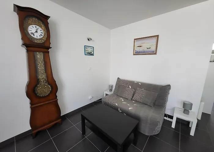 Maison T2 Agreable Avec Cour Privative, A 400m De La Et Proche Commerces, Quartier Calme - Fr-1-92-875