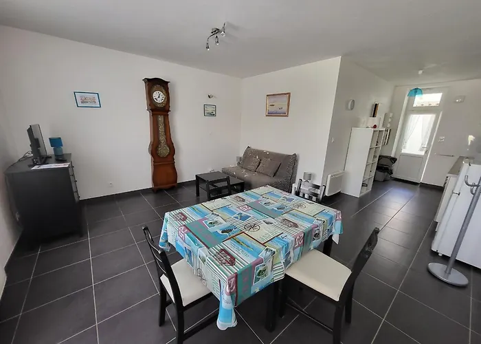 בית נופש Maison T2 Agreable Avec Cour Privative, A 400m De La Et Proche Commerces, Quartier Calme - Fr-1-92-875